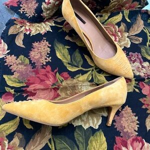 ,TAHARI very stylish Gold Leather Suede Heels, 2 1/4 heels,8M